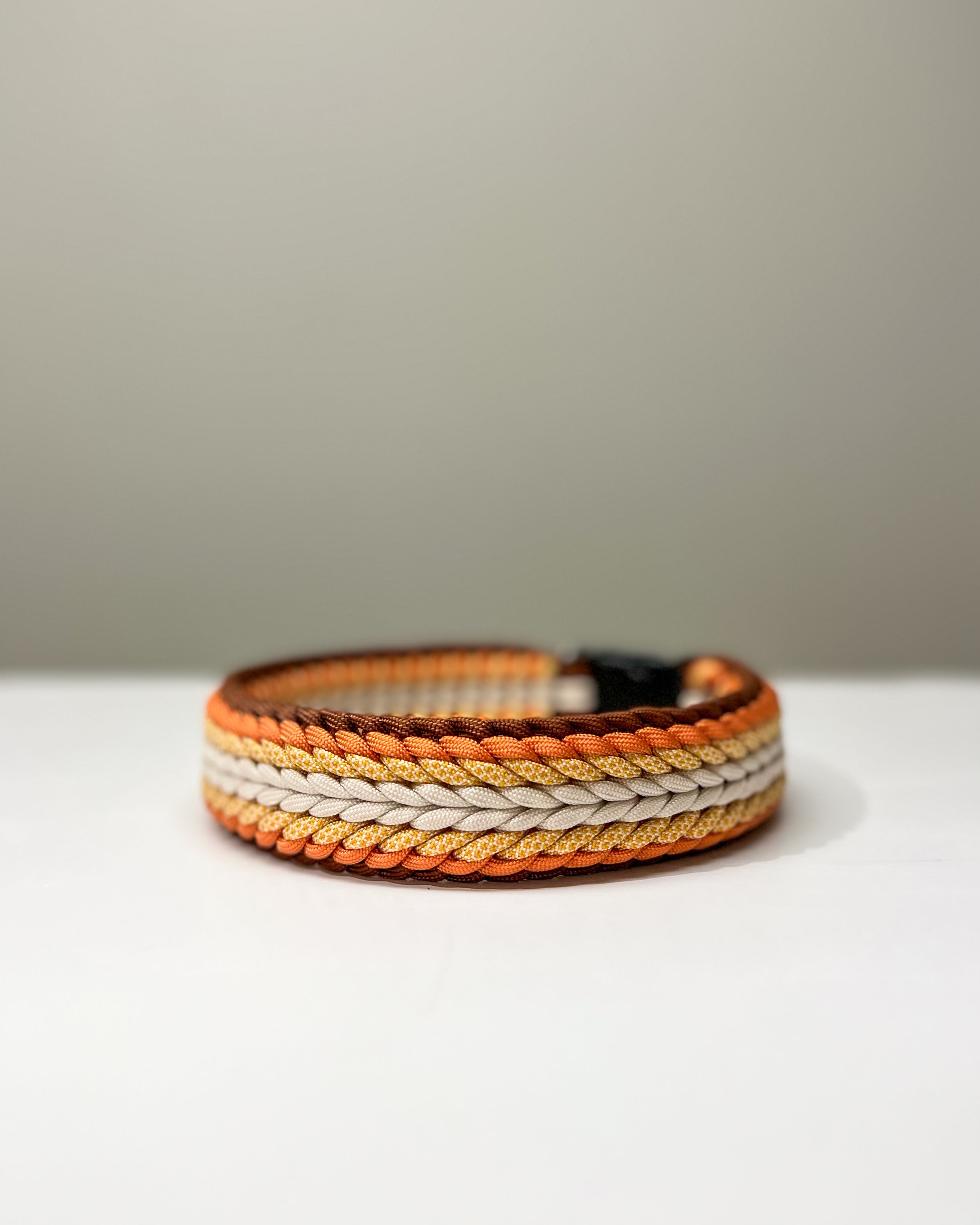 Oransje paracordhalsbånd - ferdigprodusert