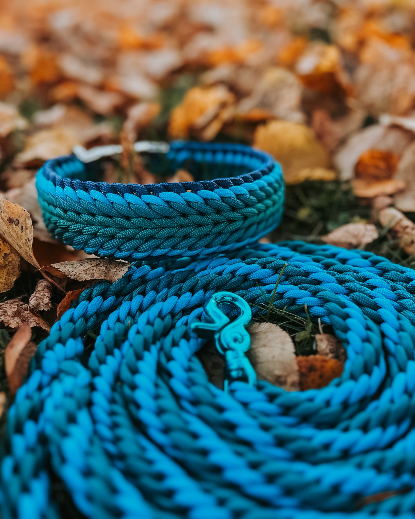 Blått halsbånd av paracord – Elvebredde - Eras Design