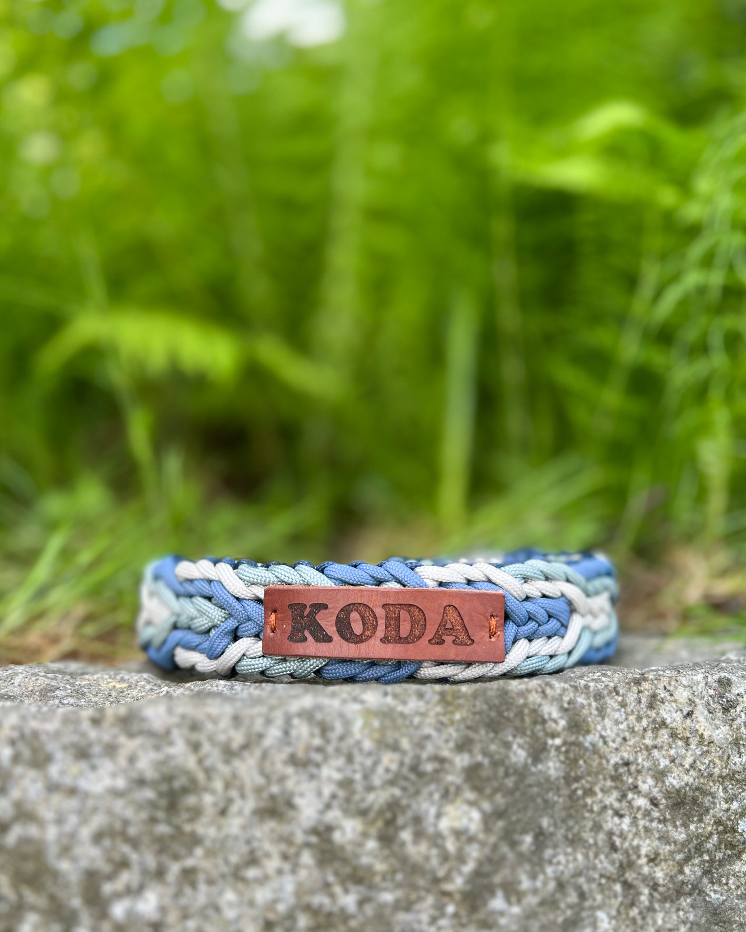 Blått halsbånd av paracord til hund med navnelapp