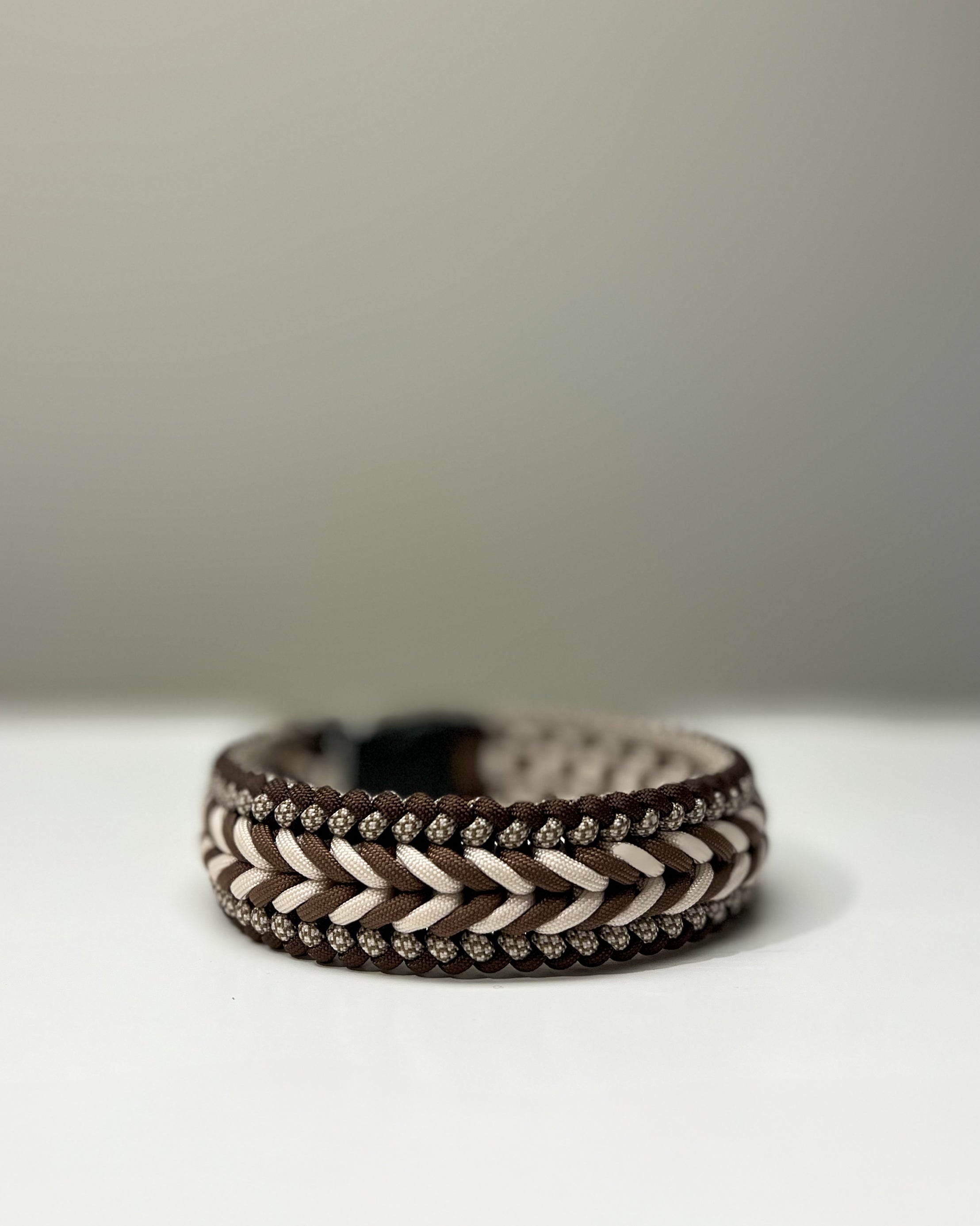 Brunt paracordhalsbånd - ferdigprodusert