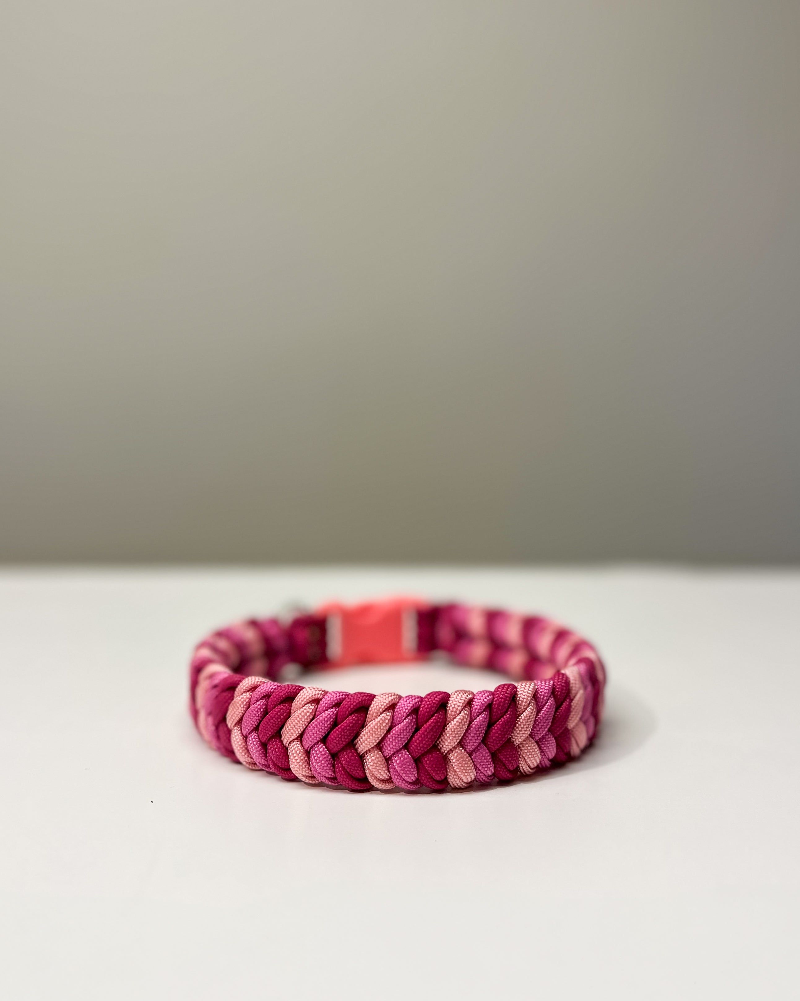 Rosa paracordhalsbånd - ferdigprodusert