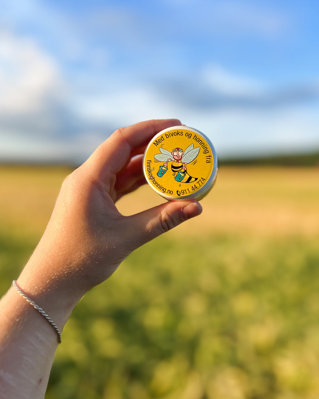 Naturlig salve med honning og behagelig lukt. Kan brukes på menneske og hund.