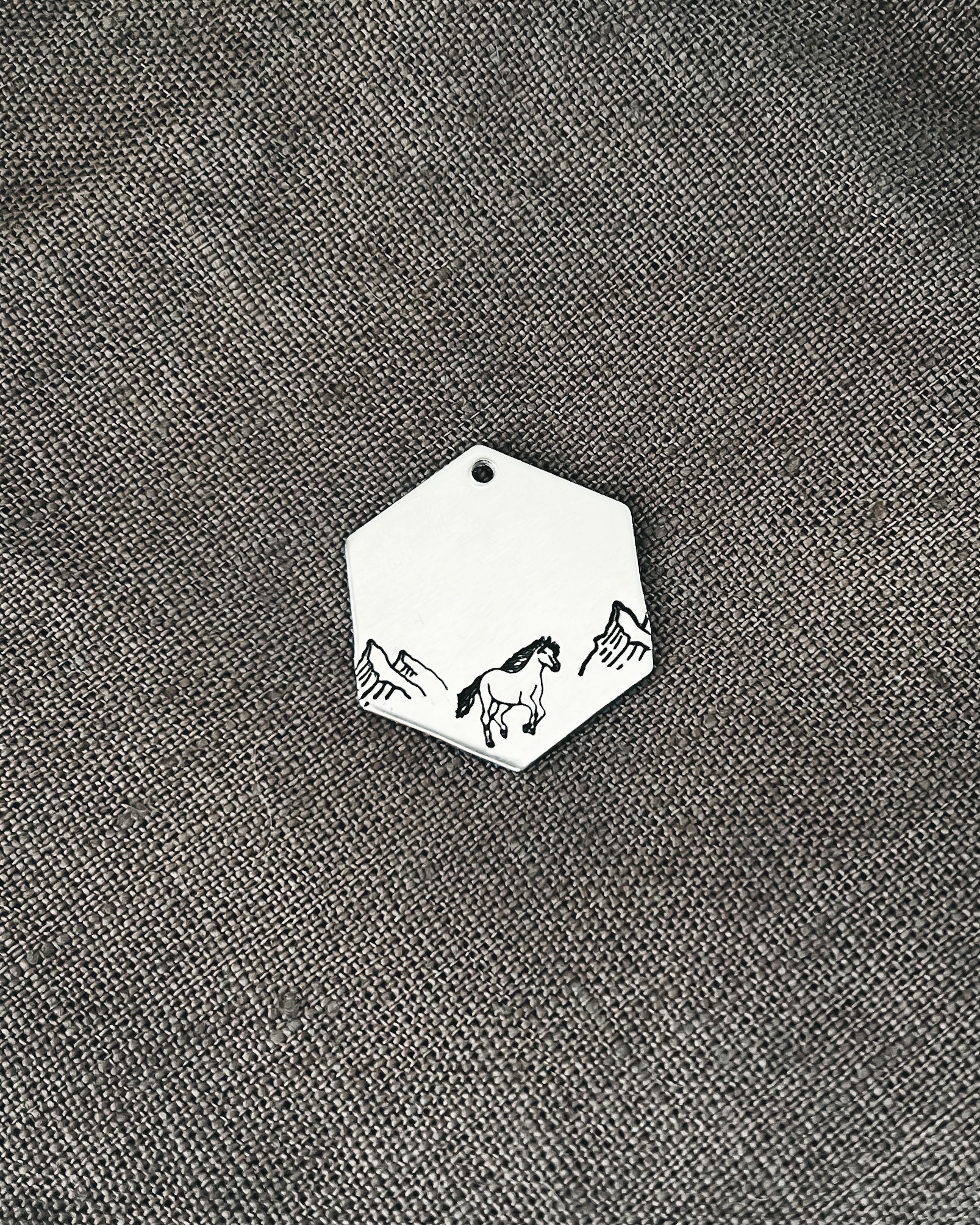 Id-brikke hexagon - hest