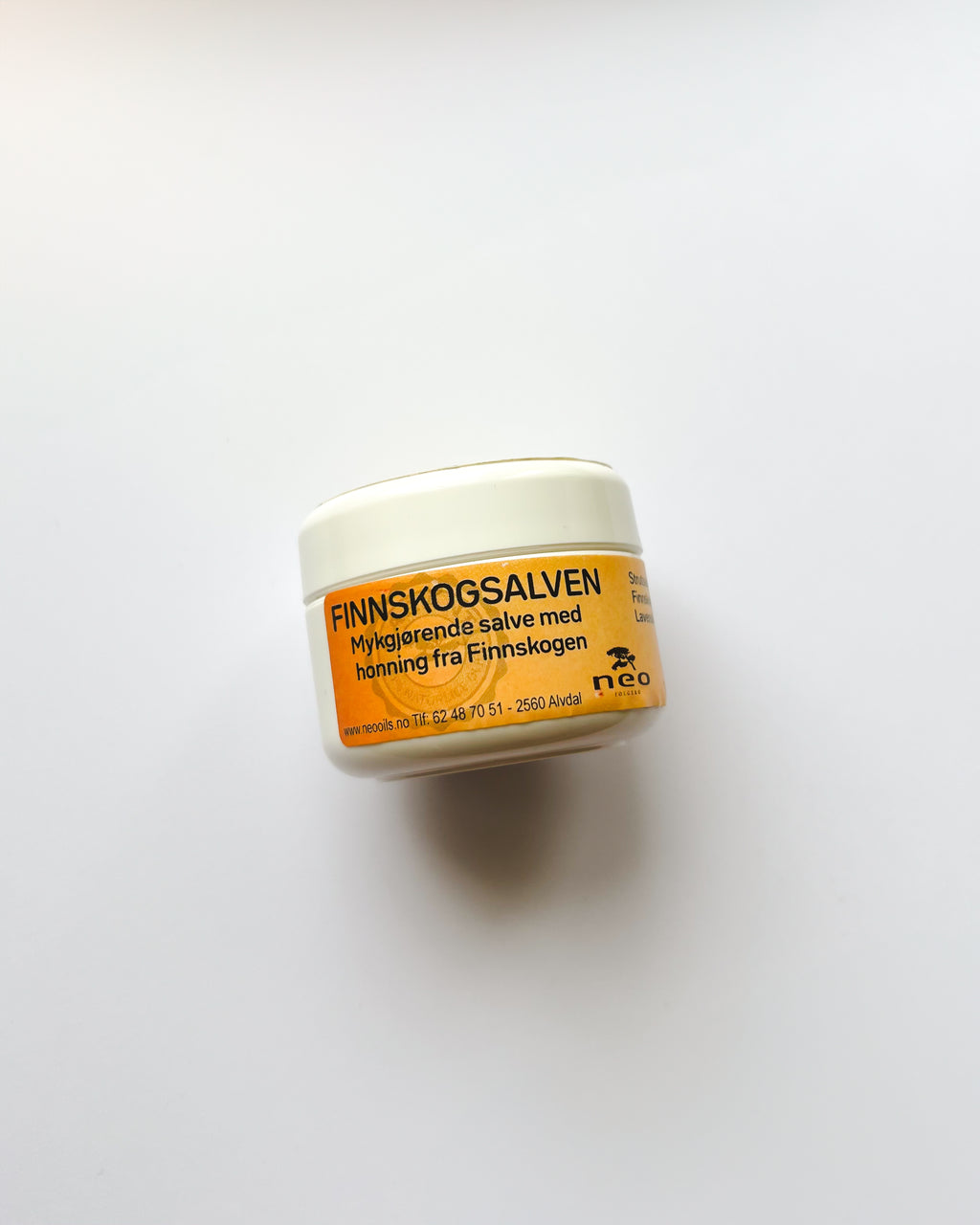 Norskprodusert og mykgjørende salve med honning fra Finnskogen.